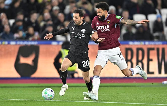West Ham vs Man City Premier League Pablo of West Ham United clashes with Bernardo Silva of Manchester City during the West Ham vs Manchester City, Premier League match at the London Stadium Stratford. London The London Stadium UK Copyright: xMartinxDaltonx WestHam_vs_ManCity_140326_MD_007