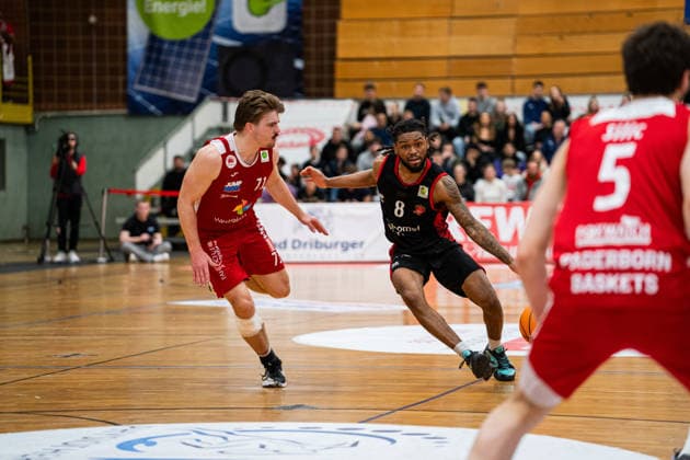 Paderborn Baskets (GER) vs. Bayer Giants Leverkusen (GER), Basketball, Barmer 2. Basketball Bundesliga Pro A, 27. Spieltag, 14.3.2026, Saision 2025 2026, Paderborn Jonathan Klussmann (Paderborn Baskets, 71) verteidigt gegen Kobe Langley (Bayer Giants Leverkusen, 08) Paderborn Sportzentrum Maspernplatz Deutschland