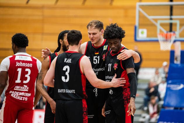 Paderborn Baskets (GER) vs. Bayer Giants Leverkusen (GER), Basketball, Barmer 2. Basketball Bundesliga Pro A, 27. Spieltag, 14.3.2026, Saision 2025 2026, Paderborn v.l. Kobe Langley (Bayer Giants Leverkusen, 08), Luca Finn Kahl (Bayer Giants Leverkusen, 03), Soeren Urbansky (Bayer Giants Leverkusen, 51) und Ricardo Lynch (Bayer Giants Leverkusen, 11) stehen zusammen vor einem Freiwurf Paderborn Sportzentrum Maspernplatz Deutschland