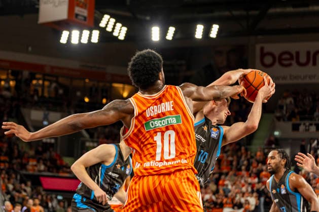easyCredit BBL: Ratiopharm Ulm vs. Science City Jena ; 14.03.2026 Ulm, GERMANY - 14. März 2026: -Zweikampf zwischen Malik Osborne (Ratiopharm Ulm, 10) und Joe Wieskamp (Science City Jena, 10) während dem Spiel zwischen der Ratiopharm Ulm und den Science City Jena am 24. Spieltag der easyCredit BBL in der ratiopharm Arena Ulm Copyright: xBEAUTIFULxSPORTS Steinx