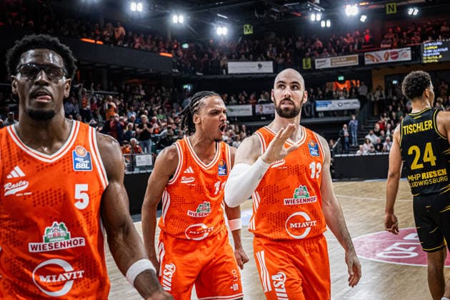 1. Basketball Bundesliga, easyCredit BBL, Saison 2025 2026, Herren, Hauptrunde, 24. Spieltag, 14.03.2026, RASTA Vechta - MHP Riesen Ludwigsburg Alonzo Verge ( 11 - RASTA Vechta) und Tommy Kuhse ( 12 - RASTA Vechta) während der Partie Vechta RASTA Dome Niedersachsen Deutschland