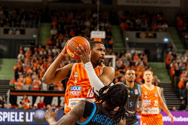easyCredit BBL: Ratiopharm Ulm vs. Science City Jena ; 14.03.2026 Ulm, GERMANY - 14. März 2026: Justin Simon (Ratiopharm Ulm, 15) beim Foul gegen Uchenna Iroegbu (Science City Jena, 1) während dem Spiel zwischen der Ratiopharm Ulm und den Science City Jena am 24. Spieltag der easyCredit BBL in der ratiopharm Arena Ulm Copyright: xBEAUTIFULxSPORTS Steinx
