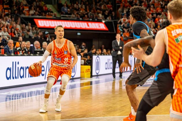 easyCredit BBL: Ratiopharm Ulm vs. Science City Jena ; 14.03.2026 Ulm, GERMANY - 14. März 2026: Thomas Klepeisz (Ratiopharm Ulm, 22) beim Spielaufbau während dem Spiel zwischen der Ratiopharm Ulm und den Science City Jena am 24. Spieltag der easyCredit BBL in der ratiopharm Arena Ulm Copyright: xBEAUTIFULxSPORTS Steinx