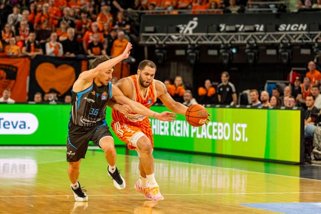 easyCredit BBL: Ratiopharm Ulm vs. Science City Jena ; 14.03.2026 Ulm, GERMANY - 14. März 2026: Christopher Ledlum (Ratiopharm Ulm, 4) beim Spielaufbau gegen Kristofer Krause (Science City Jena, 36) während dem Spiel zwischen der Ratiopharm Ulm und den Science City Jena am 24. Spieltag der easyCredit BBL in der ratiopharm Arena Ulm Copyright: xBEAUTIFULxSPORTS Steinx