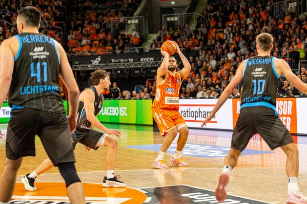 easyCredit BBL: Ratiopharm Ulm vs. Science City Jena ; 14.03.2026 Ulm, GERMANY - 14. März 2026: Christopher Ledlum (Ratiopharm Ulm, 4) beim Wurf auf den Korb gegen Alex Herrera (Science City Jena, 41), Kristofer Krause (Science City Jena, 36) und Joe Wieskamp (Science City Jena, 10) während dem Spiel zwischen der Ratiopharm Ulm und den Science City Jena am 24. Spieltag der easyCredit BBL in der ratiopharm Arena Ulm Copyright: xBEAUTIFULxSPORTS Steinx