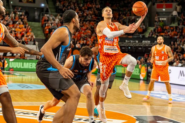 easyCredit BBL: Ratiopharm Ulm vs. Science City Jena ; 14.03.2026 Ulm, GERMANY - 14. März 2026: Thomas Klepeisz (Ratiopharm Ulm, 22) beim Abschluss gegen Kristofer Krause (Science City Jena, 36) während dem Spiel zwischen der Ratiopharm Ulm und den Science City Jena am 24. Spieltag der easyCredit BBL in der ratiopharm Arena Ulm Copyright: xBEAUTIFULxSPORTS Steinx