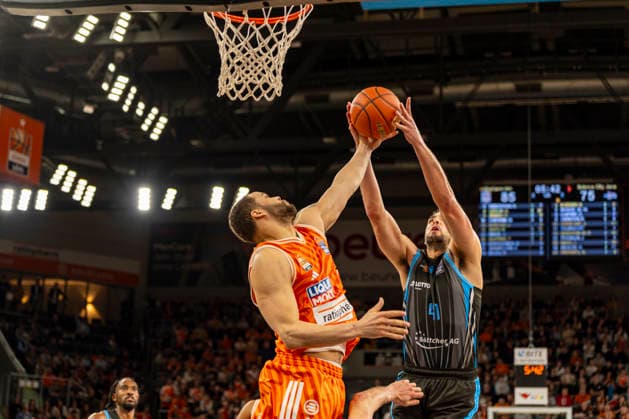 easyCredit BBL: Ratiopharm Ulm vs. Science City Jena ; 14.03.2026 Ulm, GERMANY - 14. März 2026: Christopher Ledlum (Ratiopharm Ulm, 4) beim Korb gegen Alex Herrera (Science City Jena, 41) während dem Spiel zwischen der Ratiopharm Ulm und den Science City Jena am 24. Spieltag der easyCredit BBL in der ratiopharm Arena Ulm Copyright: xBEAUTIFULxSPORTS Steinx