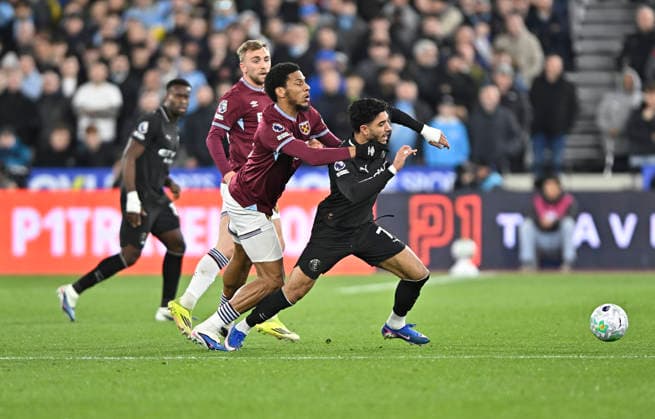 West Ham vs Man City Premier League Jean-Clair Todibo of West Ham United and Omar Marmoush of Manchester City in midfield action during the West Ham vs Manchester City, Premier League match at the London Stadium Stratford. London The London Stadium UK Copyright: xMartinxDaltonx WestHam_vs_ManCity_140326_MD_008