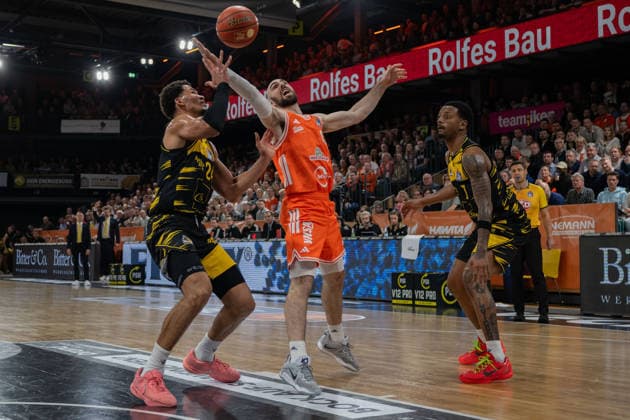 GER, Basketball, easy Credit- BBL, Rasta Vechta vs MHP Riesen Ludwigsburg 14.03.2026, Rasta Dome, Vechta, GER, easy Credit-BBL, Rasta Vechta vs MHP Riesen Ludwigsburg , im Bild Tommy KUHSE ( Rasta Vechta 12 ) Brandon TISCHLER ( MHP Riesen Ludwigsburg 24 ) Elijah HUGHES ( MHP Riesen Ludwigsburg 7 )