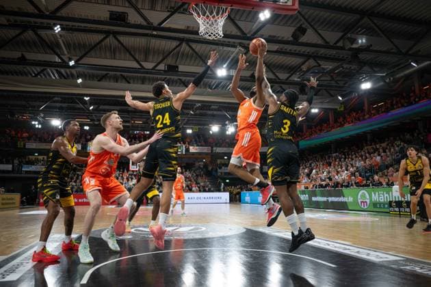 GER, Basketball, easy Credit- BBL, Rasta Vechta vs MHP Riesen Ludwigsburg 14.03.2026, Rasta Dome, Vechta, GER, easy Credit-BBL, Rasta Vechta vs MHP Riesen Ludwigsburg , im Bild Lloyd PANDI ( Rasta Vechta 41 ) Brandon TISCHLER ( MHP Riesen Ludwigsburg 24 ) Stefan SMITH ( MHP Riesen Ludwigsburg 3 )