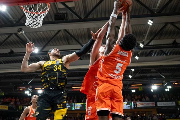 GER, Basketball, easy Credit- BBL, Rasta Vechta vs MHP Riesen Ludwigsburg 14.03.2026, Rasta Dome, Vechta, GER, easy Credit-BBL, Rasta Vechta vs MHP Riesen Ludwigsburg , im Bild Gavin SCHILLING ( MHP Riesen Ludwigsburg 34 ) Tibor PLEIß PLEISS ( Rasta Vechta 22 ) TJ BAMBA ( Rasta Vechta 5 )