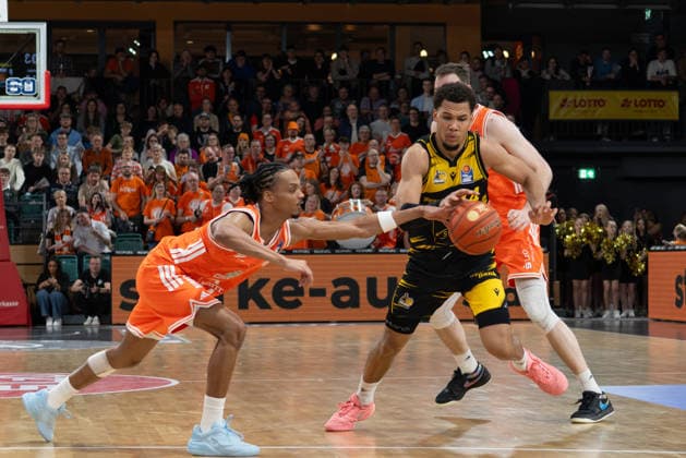 GER, Basketball, easy Credit- BBL, Rasta Vechta vs MHP Riesen Ludwigsburg 14.03.2026, Rasta Dome, Vechta, GER, easy Credit-BBL, Rasta Vechta vs MHP Riesen Ludwigsburg , im Bild Brandon TISCHLER ( MHP Riesen Ludwigsburg 24 ) Alonzo VERGE JR. ( Rasta Vechta 11 ) Philipp KERKENHOFF ( Rasta Vechta 14 )
