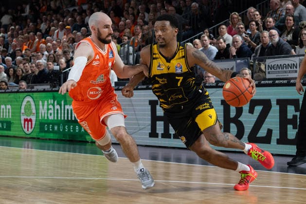 GER, Basketball, easy Credit- BBL, Rasta Vechta vs MHP Riesen Ludwigsburg 14.03.2026, Rasta Dome, Vechta, GER, easy Credit-BBL, Rasta Vechta vs MHP Riesen Ludwigsburg , im Bild Elijah HUGHES ( MHP Riesen Ludwigsburg 7 ) Tommy KUHSE ( Rasta Vechta 12 )