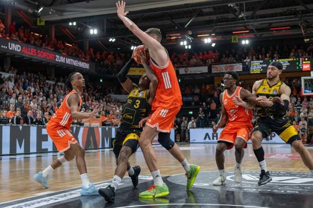 GER, Basketball, easy Credit- BBL, Rasta Vechta vs MHP Riesen Ludwigsburg 14.03.2026, Rasta Dome, Vechta, GER, easy Credit-BBL, Rasta Vechta vs MHP Riesen Ludwigsburg , im Bild Alonzo VERGE JR. ( Rasta Vechta 11 ) Stefan SMITH ( MHP Riesen Ludwigsburg 3 ) Tibor PLEIß PLEISS ( Rasta Vechta 22 ) TJ BAMBA ( Rasta Vechta 5 ) Gavin SCHILLING ( MHP Riesen Ludwigsburg 34 )