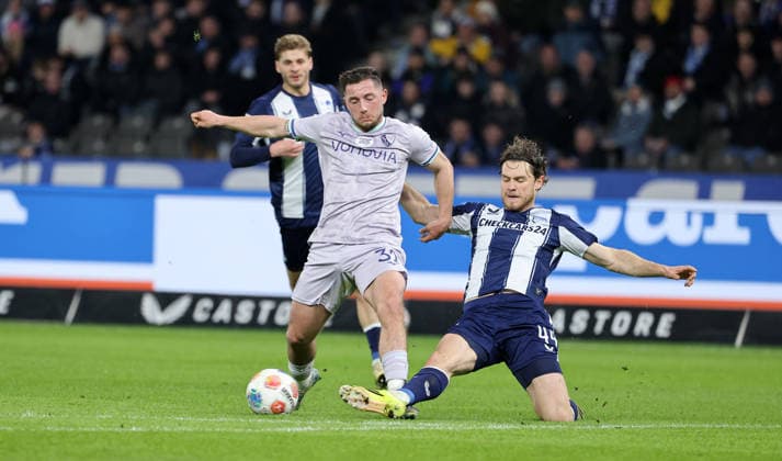 Maximilian Wittek am Ball, Linus Gechter Zweikampf Spielszene Aktion Fußball Fussball DFL 2. Bundesliga Herren 26. Spieltag Saison 2025 2026 14.03.2026 Hertha BSC Berlin vs. VfL Bochum DFL regulations prohibit any use of photographs as image sequences and or quasi-video