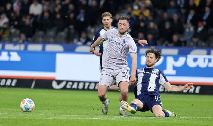 Maximilian Wittek am Ball, Linus Gechter Zweikampf Spielszene Aktion Fußball Fussball DFL 2. Bundesliga Herren 26. Spieltag Saison 2025 2026 14.03.2026 Hertha BSC Berlin vs. VfL Bochum DFL regulations prohibit any use of photographs as image sequences and or quasi-video