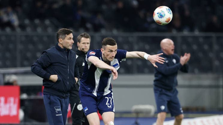 Niklas Kolbe bei Einwurf, dahinter Trainer Stefan Leitl, Trainer Uwe Rösler Fußball Fussball DFL 2. Bundesliga Herren 26. Spieltag Saison 2025 2026 14.03.2026 Hertha BSC Berlin vs. VfL Bochum DFL regulations prohibit any use of photographs as image sequences and or quasi-video