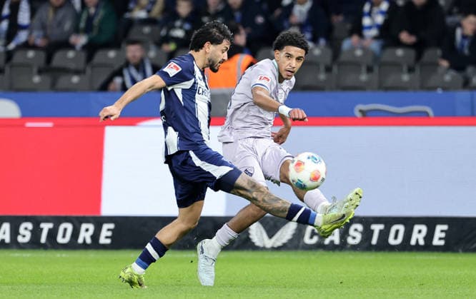 Kevin Sessa, Francis Onyeka am Ball Zweikampf Spielszene Aktion Fußball Fussball DFL 2. Bundesliga Herren 26. Spieltag Saison 2025 2026 14.03.2026 Hertha BSC Berlin vs. VfL Bochum DFL regulations prohibit any use of photographs as image sequences and or quasi-video