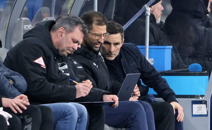 Co Trainer Andreas Menger, Co Trainer Andre Mijatovic am Laptop, Trainer Stefan Leitl Fußball Fussball DFL 2. Bundesliga Herren 26. Spieltag Saison 2025 2026 14.03.2026 Hertha BSC Berlin vs. VfL Bochum DFL regulations prohibit any use of photographs as image sequences and or quasi-video