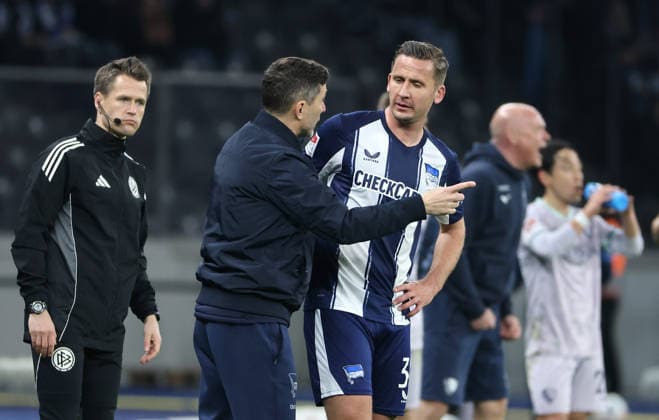 Trainer Stefan Leitl redet mit Paul Seguin Aktion Oberkörper Fußball Fussball DFL 2. Bundesliga Herren 26. Spieltag Saison 2025 2026 14.03.2026 Hertha BSC Berlin vs. VfL Bochum DFL regulations prohibit any use of photographs as image sequences and or quasi-video