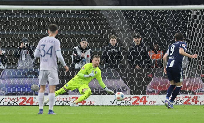 Dawid Kownacki schießt per Elfmeter Strafstoß das Tor zum 1:0 gegen Torwart Timo Horn Fußball Fussball DFL 2. Bundesliga Herren 26. Spieltag Saison 2025 2026 14.03.2026 Hertha BSC Berlin vs. VfL Bochum DFL regulations prohibit any use of photographs as image sequences and or quasi-video