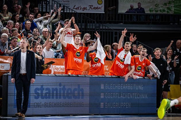 1. Basketball Bundesliga, easyCredit BBL, Saison 2025 2026, Herren, Hauptrunde, 24. Spieltag, 14.03.2026, RASTA Vechta - MHP Riesen Ludwigsburg Das Team von RASTA Vechta zeigt Emotionen während der Partie Vechta RASTA Dome Niedersachsen Deutschland