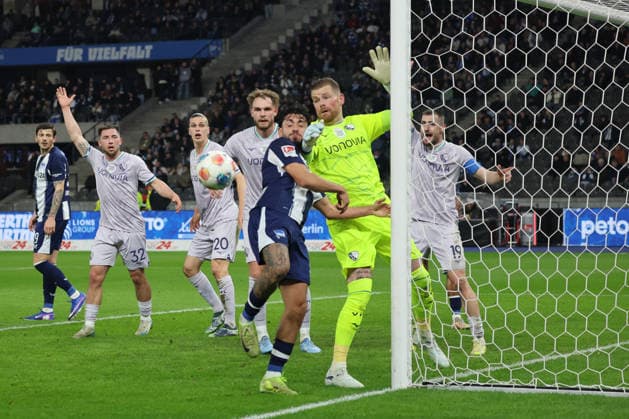 BERLIN, DEUTSCHLAND - MARCH 14: Dawid Kownacki (Hertha, 9) in the duel for the ball with Torwart Goal Keeper Timo Horn (VfL Bochum, 1), during the match in the 2. German Bundesliga: Hertha BSC - VfL Bochum at Olympiastadion on matchday 26 on March 14, 2026 in Berlin, Deutschland. DFB regulations prohibit any use of photographs as image sequences and or quasi video. Berlin Deutschland Copyright: xO.Frankex