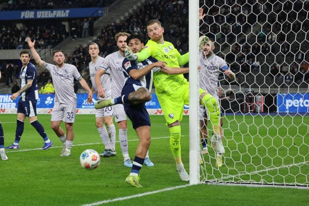 BERLIN, DEUTSCHLAND - MARCH 14: Dawid Kownacki (Hertha, 9) in the duel for the ball with Torwart Goal Keeper Timo Horn (VfL Bochum, 1), during the match in the 2. German Bundesliga: Hertha BSC - VfL Bochum at Olympiastadion on matchday 26 on March 14, 2026 in Berlin, Deutschland. DFB regulations prohibit any use of photographs as image sequences and or quasi video. Berlin Deutschland Copyright: xO.Frankex