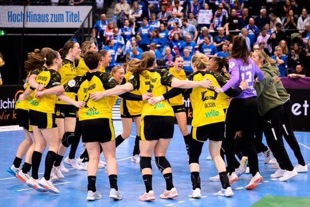 Handball: DHB-Pokal, Halbfinale, Borussia Dortmund - HSG Blomberg-Lippe die Mannschaft von Dortmund Schlussjubel Schlußjubel Emotion Freude Stuttgart Porsche Arena Baden-Württemberg Deutschland *** Handball DHB Cup, semi-final, Borussia Dortmund HSG Blomberg Lippe the team from Dortmund Final cheer Final cheer Emotion Joy Stuttgart Porsche Arena Baden Württemberg Germany