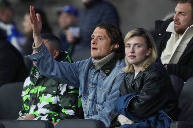 14.03.2026, xtgx, Fussball - 2.Bundesliga Hertha BSC Berlin - VfL Bochum emspor, v.l. Fabian Reese (Hertha, 11) mit seiner Freundin schauen sich das Spiel auf der Tribüne an (DFL DFB REGULATIONS PROHIBIT ANY USE OF PHOTOGRAPHS as IMAGE SEQUENCES and or QUASI-VIDEO) Berlin