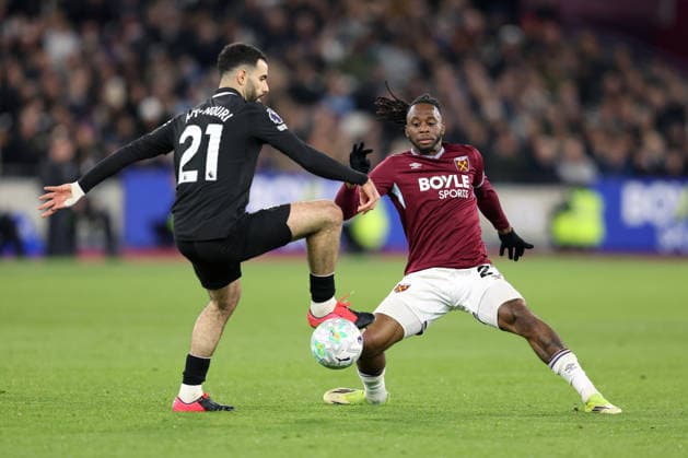 West Ham v Man City 14 March 2026, London - Premier League Football - West Ham United v Manchester City - Aaron Wan-Bissaka of West Ham United stretches to try and block Rayan Ait-Nouri of Manchester City - Photo: Charlotte Wilson Offside. London UK Copyright: xCharlottexWilsonx xOffsidexOffside
