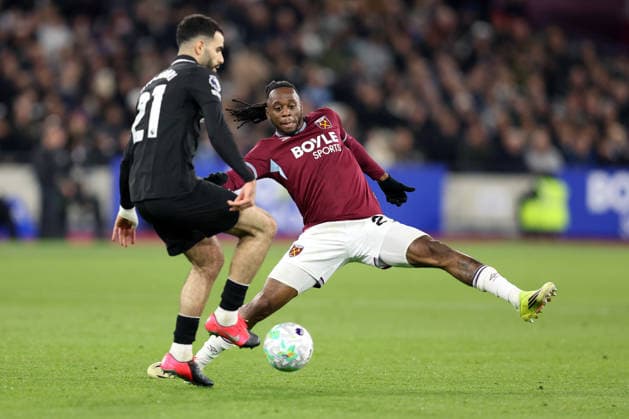 West Ham v Man City 14 March 2026, London - Premier League Football - West Ham United v Manchester City - Aaron Wan-Bissaka of West Ham United stretches to try and block Rayan Ait-Nouri of Manchester City - Photo: Charlotte Wilson Offside. London UK Copyright: xCharlottexWilsonx xOffsidexOffside
