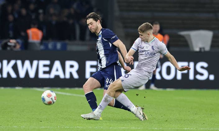 Linus Gechter am Ball, Callum Marshall Zweikampf Spielszene Aktion Fußball Fussball DFL 2. Bundesliga Herren 26. Spieltag Saison 2025 2026 14.03.2026 Hertha BSC Berlin vs. VfL Bochum DFL regulations prohibit any use of photographs as image sequences and or quasi-video *** Linus Gechter on the ball, Callum Marshall duel Match scene Action Sport Football Soccer DFL 2 Bundesliga Men 26 Matchday Season 2025 2026 14 03 2026 Hertha BSC Berlin vs VfL Bochum DFL regulations prohibit any use of photographs as image sequences and or quasi video