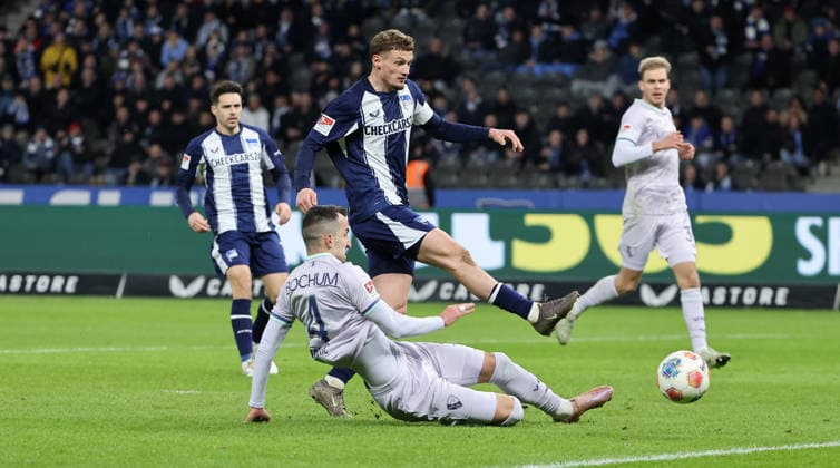 Erhan Masovic, Michael Cuisance am Ball Zweikampf Spielszene Aktion Fußball Fussball DFL 2. Bundesliga Herren 26. Spieltag Saison 2025 2026 14.03.2026 Hertha BSC Berlin vs. VfL Bochum DFL regulations prohibit any use of photographs as image sequences and or quasi-video
