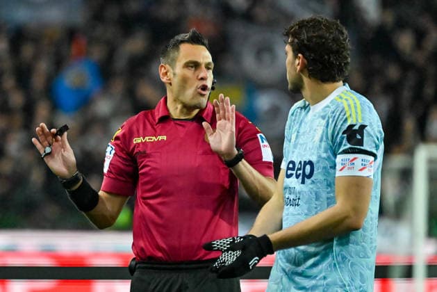 March 14, 2026, Udine: Juventus s Manuel Locatelli protests with The Referee of the match Maurizio Mariani (Sez. AIA of Aprilia) during the Italian soccer Serie A match between Udinese FC vs Juventus Football Club on March 14, 2026 at the Bluenergy Stadium Stadio Friuli in Udine, Italy. ANSA . Serie A: Udinese Vs Juventus  - ZUMAa110 20260314_zaf_a110_049 Copyright: xAlessioxMarinix