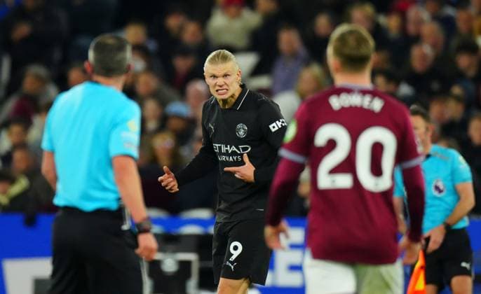 A frustrated Erling Haaland of Manchester City tries to get referee Michael Oliver to hurry things up West Ham United v Manchester City, Premier League, Football, London Stadium, London, UK - 14 Mar 2026London London Stadium United Kingdom EDITORIAL USE ONLY No use with unauthorised audio, video, data, fixture lists, club league logos or live services. Online in-match use limited to 120 images, no video emulation. No use in betting, games or single club league player publications. Copyright: xJavierxGarcia Shutterstockx 16757243ac