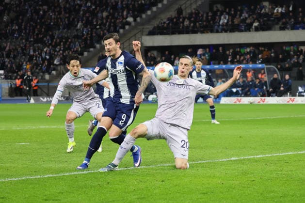 BERLIN, DEUTSCHLAND - MARCH 14: Dawid Kownacki (Hertha, 9) in the duel for the ball with Noah Loosli (VfL Bochum, 20), during the match in the 2. German Bundesliga: Hertha BSC - VfL Bochum at Olympiastadion on matchday 26 on March 14, 2026 in Berlin, Deutschland. DFB regulations prohibit any use of photographs as image sequences and or quasi video. Berlin Deutschland Copyright: xO.Frankex