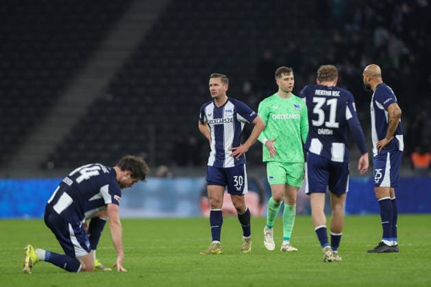 14.03.2025, xtgx, Fussball 2. Bundesliga, Hertha BSC Berlin - VfL Bochum emspor, v.l. Hertha enttaeuscht, enttäuscht, schaut enttaeuscht, niedergeschlagen, disappointed (DFL DFB REGULATIONS PROHIBIT ANY USE OF PHOTOGRAPHS as IMAGE SEQUENCES and or QUASI-VIDEO) Berlin