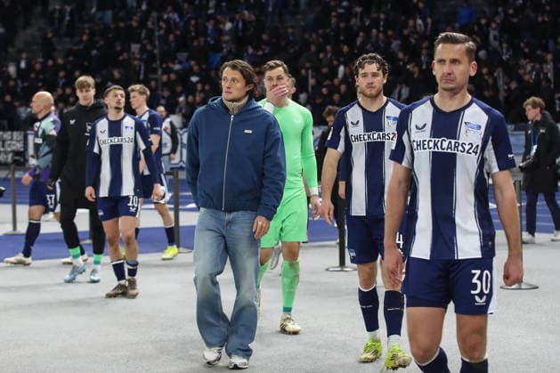 14.03.2025, xtgx, Fussball 2. Bundesliga, Hertha BSC Berlin - VfL Bochum emspor, v.l. Hertha um Fabian Reese (Hertha, 11) enttaeuscht, enttäuscht, schaut enttaeuscht, niedergeschlagen, disappointed (DFL DFB REGULATIONS PROHIBIT ANY USE OF PHOTOGRAPHS as IMAGE SEQUENCES and or QUASI-VIDEO) Berlin