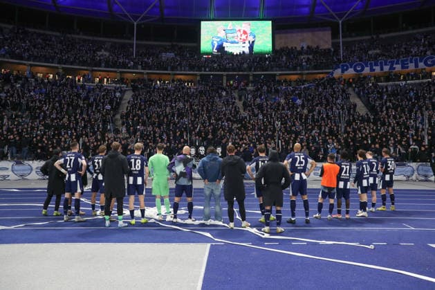 14.03.2025, xtgx, Fussball 2. Bundesliga, Hertha BSC Berlin - VfL Bochum emspor, v.l. Hertha Bedankt sich bei den Fans (DFL DFB REGULATIONS PROHIBIT ANY USE OF PHOTOGRAPHS as IMAGE SEQUENCES and or QUASI-VIDEO) Berlin