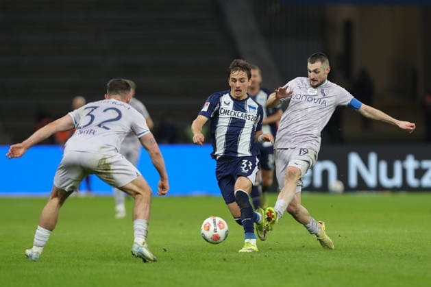 14.03.2025, xtgx, Fussball 2. Bundesliga, Hertha BSC Berlin - VfL Bochum emspor, v.l. Michal Karbownik (Hertha, 33), Matus Bero (Bochum, 19) Zweikampf, Duell, Kampf, tackle (DFL DFB REGULATIONS PROHIBIT ANY USE OF PHOTOGRAPHS as IMAGE SEQUENCES and or QUASI-VIDEO) Berlin