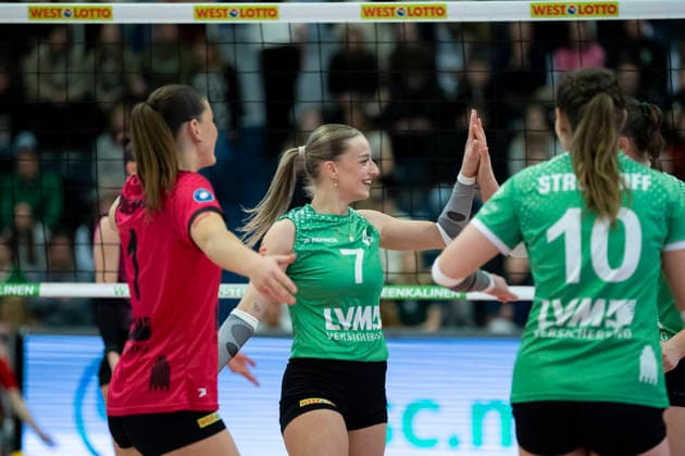 1. Volleyball Bundesliga Frauen: USC Münster vs. Schwarz-Weiss Erfurt; Münster; 14.03.2026 Elena Kömmling ( 7; USC Münster) und Mannschaft 1. Volleyball Bundesliga Frauen: USC Münster vs. Schwarz-Weiss Erfurt; Sporthalle Berg Fidel; 14.03.2026 Copyright: xBEAUTIFULxSPORTS Duehringx