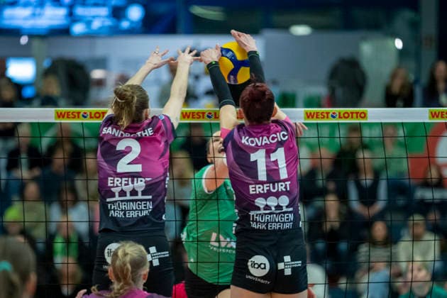 1. Volleyball Bundesliga Frauen: USC Münster vs. Schwarz-Weiss Erfurt; Münster; 14.03.2026 Amelie Strothoff ( 10; USC Münster) gegen Elizabeth Sandbothe ( 2; Schwarz-Weiss Erfurt) (links9 und Isabel KovaÄiÄ‡ ( 11; Schwarz-Weiss Erfurt) (rechts) 1. Volleyball Bundesliga Frauen: USC Münster vs. Schwarz-Weiss Erfurt; Sporthalle Berg Fidel; 14.03.2026 Copyright: xBEAUTIFULxSPORTS Duehringx