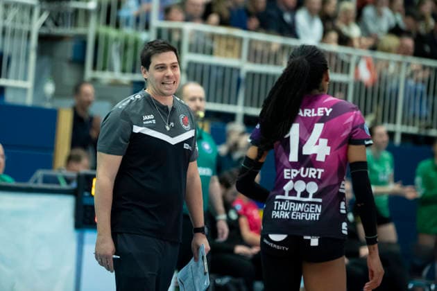 1. Volleyball Bundesliga Frauen: USC Münster vs. Schwarz-Weiss Erfurt; Münster; 14.03.2026 Paplo Sanchez (Trainer; Schwarz-Weiss Erfurt) und Alianza Darley ( 14; Schwarz-Weiss Erfurt) 1. Volleyball Bundesliga Frauen: USC Münster vs. Schwarz-Weiss Erfurt; Sporthalle Berg Fidel; 14.03.2026 Copyright: xBEAUTIFULxSPORTS Duehringx