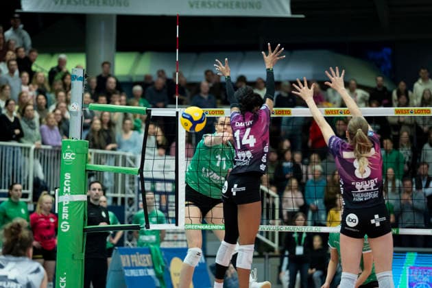 1. Volleyball Bundesliga Frauen: USC Münster vs. Schwarz-Weiss Erfurt; Münster; 14.03.2026 Franziska Heil ( 11; USC Münster) gegen Alianza Darley ( 14; Schwarz-Weiss Erfurt) und Rosalie Tetzel ( 8; Schwarz-Weiss Erfurt) (rechts) 1. Volleyball Bundesliga Frauen: USC Münster vs. Schwarz-Weiss Erfurt; Sporthalle Berg Fidel; 14.03.2026 Copyright: xBEAUTIFULxSPORTS Duehringx