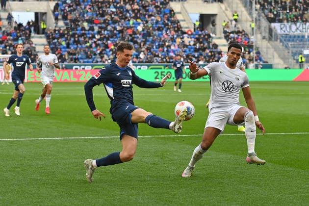 Fisnik ASLLANI (1899 Hoffenheim), Aktion,Zweikampf gegen Moritz JENTZ (VFL Wolfsburg).. Fussball 1. Bundesliga Saison 2025 2026, 26.Spieltag, Spieltag26 TSG 1899 Hoffenheim - VFL Wolfsburg 1-1 am 14.03.2026 PreZero ARENA.