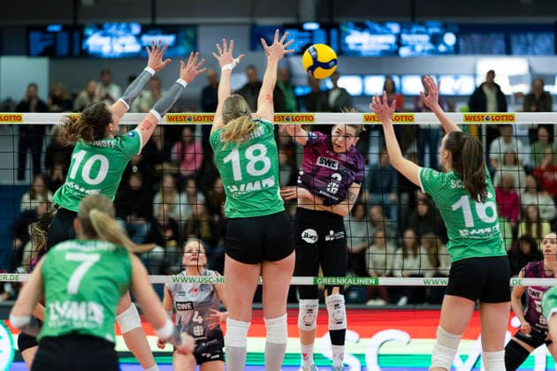 1. Volleyball Bundesliga Frauen: USC Münster vs. Schwarz-Weiss Erfurt; Münster; 14.03.2026 Elizabeth Sandbothe ( 2; Schwarz-Weiss Erfurt) gegen Amelie Strothoff ( 10; USC Münster) (links), Diane Seybering ( 18; USC Münster) (Bildmitte) und Lena Schultze ( 16; USC Münster) (rechts) 1. Volleyball Bundesliga Frauen: USC Münster vs. Schwarz-Weiss Erfurt; Sporthalle Berg Fidel; 14.03.2026 Copyright: xBEAUTIFULxSPORTS Duehringx