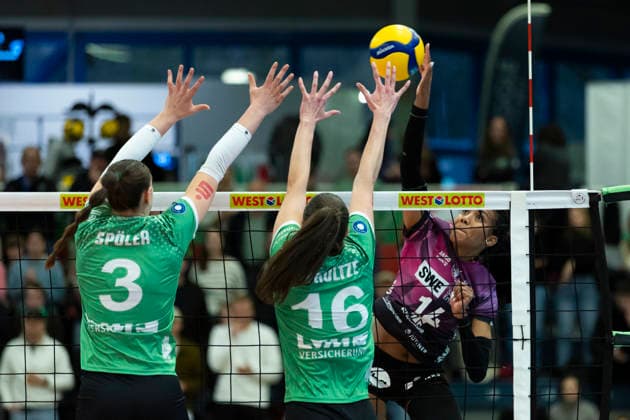 1. Volleyball Bundesliga Frauen: USC Münster vs. Schwarz-Weiss Erfurt; Münster; 14.03.2026 Alianza Darley ( 14; Schwarz-Weiss Erfurt) gegen Esther Spöler ( 3; USC Münster) (links) und Lena Schultze ( 16; USC Münster) (rechts) 1. Volleyball Bundesliga Frauen: USC Münster vs. Schwarz-Weiss Erfurt; Sporthalle Berg Fidel; 14.03.2026 Copyright: xBEAUTIFULxSPORTS Duehringx