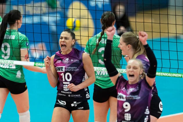 1. Volleyball Bundesliga Frauen: USC Münster vs. Schwarz-Weiss Erfurt; Münster; 14.03.2026 Kinga Szücs ( 10; Schwarz-Weiss Erfurt) (links) , Rosalie Tetzel ( 8; Schwarz-Weiss Erfurt) (rechts) und Antonia Greskamp ( 9; Schwarz-Weiss Erfurt) (rechts unten) 1. Volleyball Bundesliga Frauen: USC Münster vs. Schwarz-Weiss Erfurt; Sporthalle Berg Fidel; 14.03.2026 Copyright: xBEAUTIFULxSPORTS Duehringx