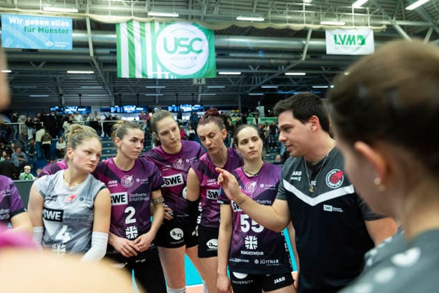 1. Volleyball Bundesliga Frauen: USC Münster vs. Schwarz-Weiss Erfurt; Münster; 14.03.2026 Paplo Sanchez (Trainer; Schwarz-Weiss Erfurt) (rechts) und Mannschaft nach dem Spiel 1. Volleyball Bundesliga Frauen: USC Münster vs. Schwarz-Weiss Erfurt; Sporthalle Berg Fidel; 14.03.2026 Copyright: xBEAUTIFULxSPORTS Duehringx